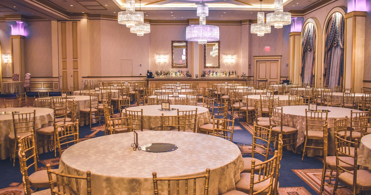 Salon de eventos elegante con mesas decoradas para banquete