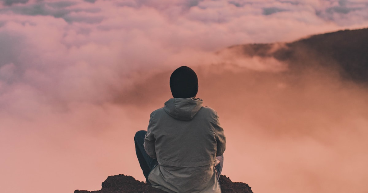 Smartphone mostrando invitacion digital elegante